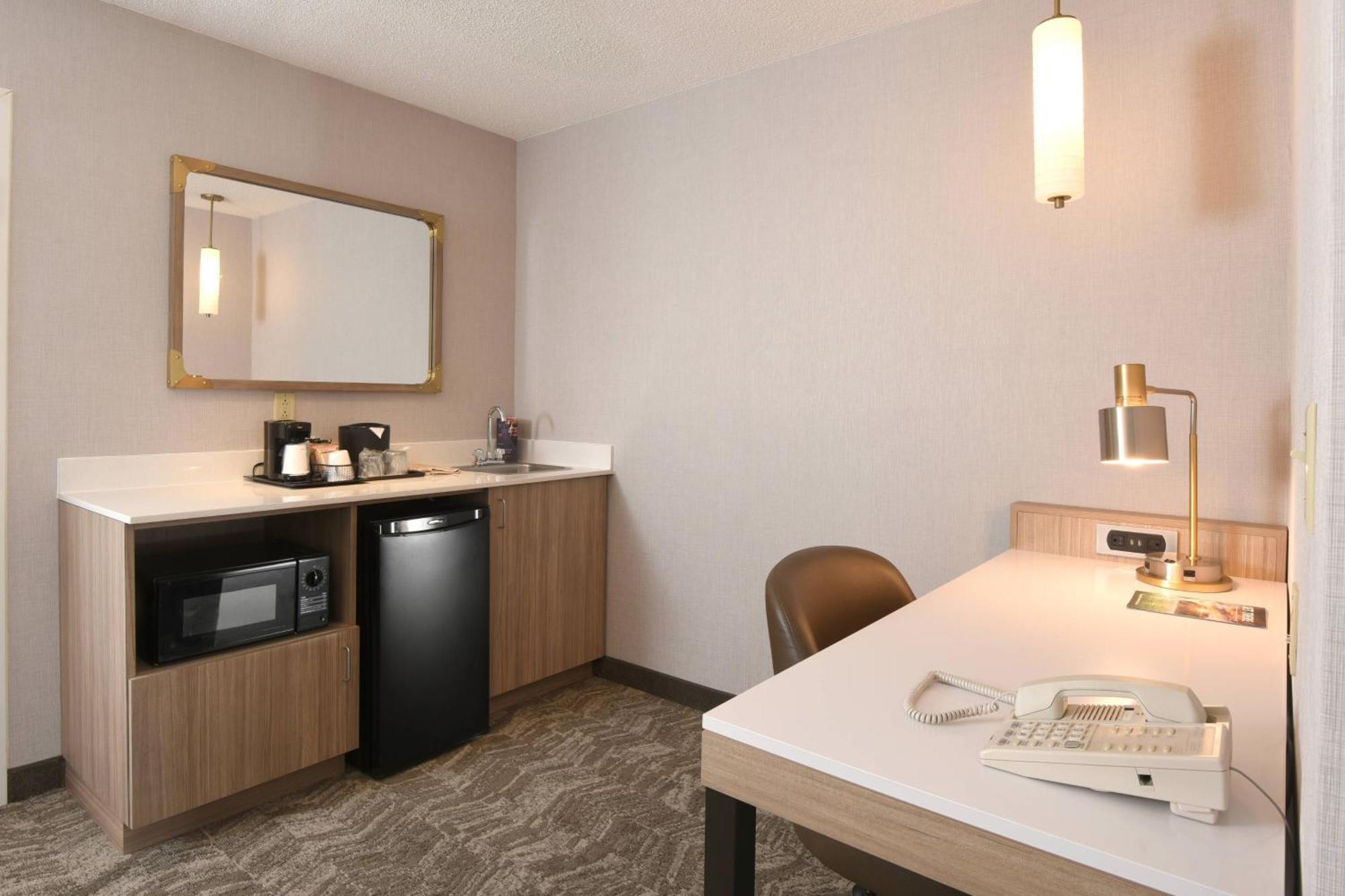Springhill Des Moines West Hotel 3*